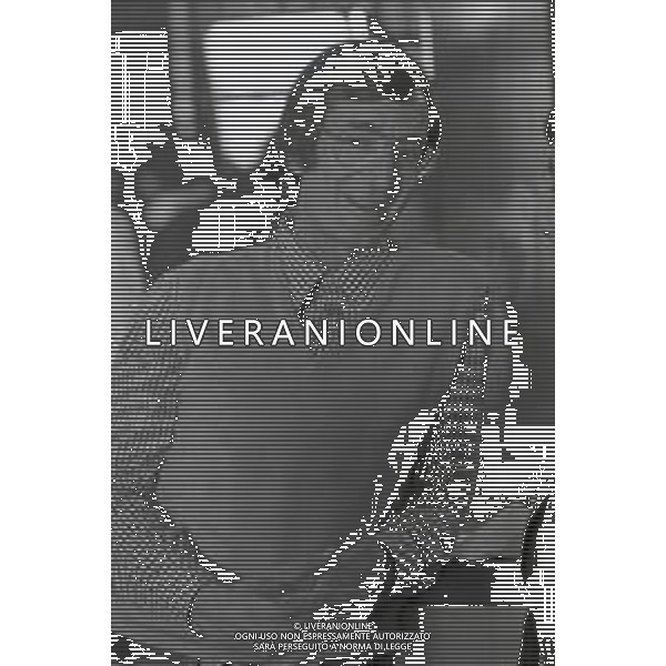 NEG-RETROSPETTIVA CARLO LIZZANI REGISTA NELLA FOTO CARLO LIZZANI REGISTA A MILANO IN NELL\'ANNO 1976 DURANTE LE RIPRESE DEL FILM“ SAN BABILA ORE 20 : DELITTO INUTILE “ AG ALDO LIVERANI SAS 