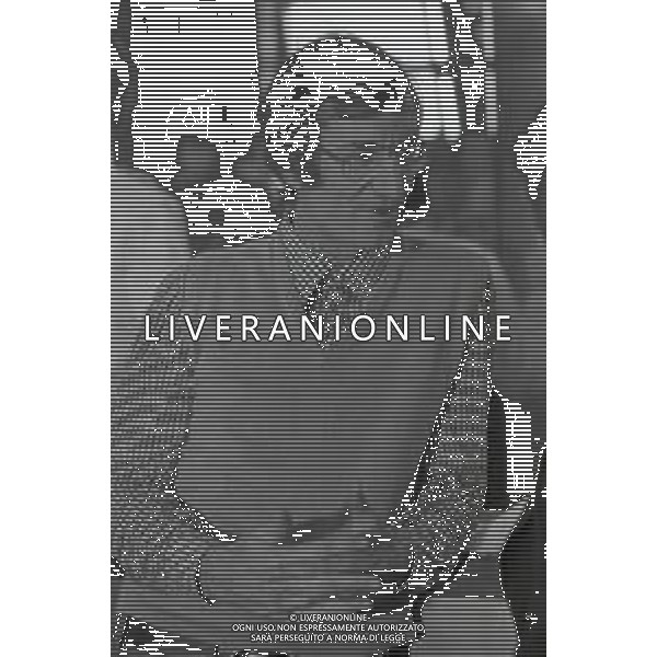 NEG-RETROSPETTIVA CARLO LIZZANI REGISTA NELLA FOTO CARLO LIZZANI REGISTA A MILANO IN NELL\'ANNO 1976 DURANTE LE RIPRESE DEL FILM“ SAN BABILA ORE 20 : DELITTO INUTILE “ AG ALDO LIVERANI SAS 