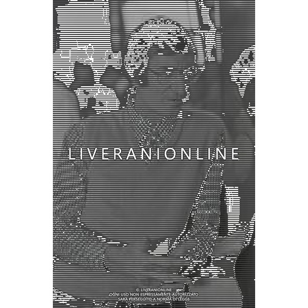 NEG-RETROSPETTIVA CARLO LIZZANI REGISTA NELLA FOTO CARLO LIZZANI REGISTA A MILANO IN NELL\'ANNO 1976 DURANTE LE RIPRESE DEL FILM“ SAN BABILA ORE 20 : DELITTO INUTILE “ AG ALDO LIVERANI SAS 