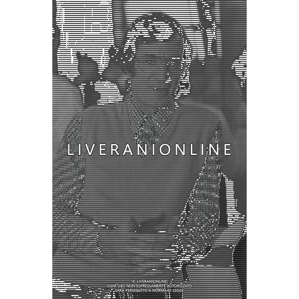 NEG-RETROSPETTIVA CARLO LIZZANI REGISTA NELLA FOTO CARLO LIZZANI REGISTA A MILANO IN NELL\'ANNO 1976 DURANTE LE RIPRESE DEL FILM“ SAN BABILA ORE 20 : DELITTO INUTILE “ AG ALDO LIVERANI SAS 