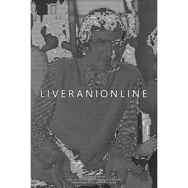 NEG-RETROSPETTIVA CARLO LIZZANI REGISTA NELLA FOTO CARLO LIZZANI REGISTA A MILANO IN NELL\'ANNO 1976 DURANTE LE RIPRESE DEL FILM“ SAN BABILA ORE 20 : DELITTO INUTILE “ AG ALDO LIVERANI SAS 