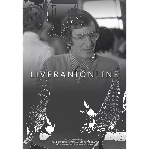NEG-RETROSPETTIVA CARLO LIZZANI REGISTA NELLA FOTO CARLO LIZZANI REGISTA A MILANO IN NELL\'ANNO 1976 DURANTE LE RIPRESE DEL FILM“ SAN BABILA ORE 20 : DELITTO INUTILE “ AG ALDO LIVERANI SAS 