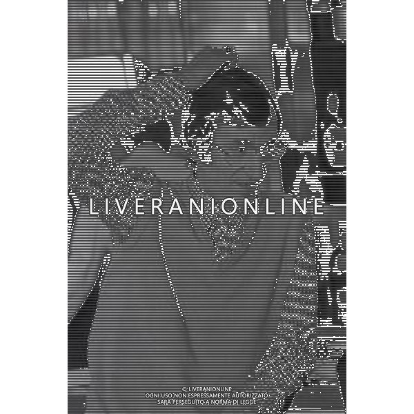 NEG-RETROSPETTIVA CARLO LIZZANI REGISTA NELLA FOTO CARLO LIZZANI REGISTA A MILANO IN NELL\'ANNO 1976 DURANTE LE RIPRESE DEL FILM“ SAN BABILA ORE 20 : DELITTO INUTILE “ AG ALDO LIVERANI SAS 