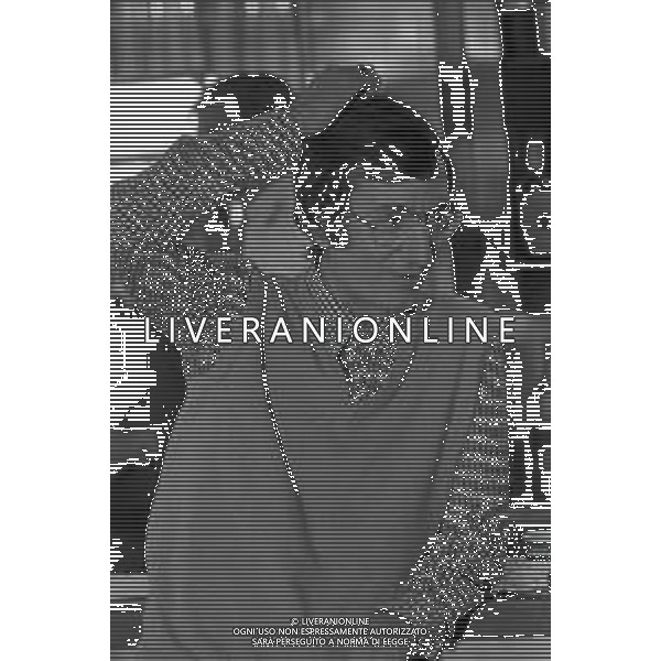 NEG-RETROSPETTIVA CARLO LIZZANI REGISTA NELLA FOTO CARLO LIZZANI REGISTA A MILANO IN NELL\'ANNO 1976 DURANTE LE RIPRESE DEL FILM“ SAN BABILA ORE 20 : DELITTO INUTILE “ AG ALDO LIVERANI SAS 