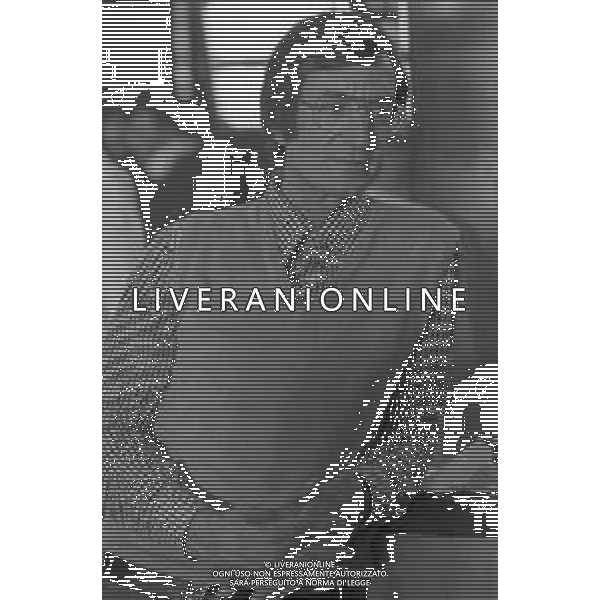 NEG-RETROSPETTIVA CARLO LIZZANI REGISTA NELLA FOTO CARLO LIZZANI REGISTA A MILANO IN NELL\'ANNO 1976 DURANTE LE RIPRESE DEL FILM“ SAN BABILA ORE 20 : DELITTO INUTILE “ AG ALDO LIVERANI SAS 