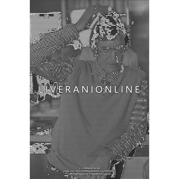 NEG-RETROSPETTIVA CARLO LIZZANI REGISTA NELLA FOTO CARLO LIZZANI REGISTA A MILANO IN NELL\'ANNO 1976 DURANTE LE RIPRESE DEL FILM“ SAN BABILA ORE 20 : DELITTO INUTILE “ AG ALDO LIVERANI SAS 