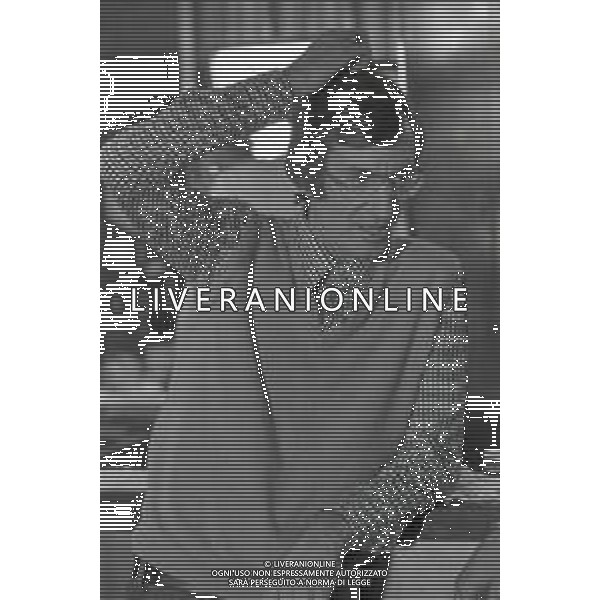 NEG-RETROSPETTIVA CARLO LIZZANI REGISTA NELLA FOTO CARLO LIZZANI REGISTA A MILANO IN NELL\'ANNO 1976 DURANTE LE RIPRESE DEL FILM“ SAN BABILA ORE 20 : DELITTO INUTILE “ AG ALDO LIVERANI SAS 