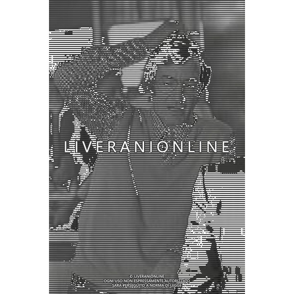 NEG-RETROSPETTIVA CARLO LIZZANI REGISTA NELLA FOTO CARLO LIZZANI REGISTA A MILANO IN NELL\'ANNO 1976 DURANTE LE RIPRESE DEL FILM“ SAN BABILA ORE 20 : DELITTO INUTILE “ AG ALDO LIVERANI SAS 