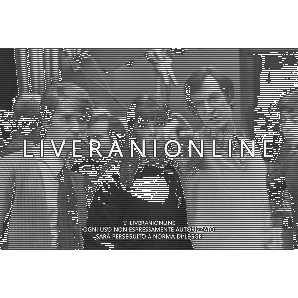 NEG-RETROSPETTIVA CARLO LIZZANI REGISTA NELLA FOTO CARLO LIZZANI REGISTA A MILANO IN NELL\'ANNO 1976 DURANTE LE RIPRESE DEL FILM“ SAN BABILA ORE 20 : DELITTO INUTILE “ AG ALDO LIVERANI SAS 