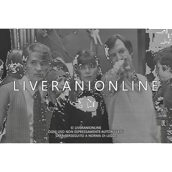 NEG-RETROSPETTIVA CARLO LIZZANI REGISTA NELLA FOTO CARLO LIZZANI REGISTA A MILANO IN NELL\'ANNO 1976 DURANTE LE RIPRESE DEL FILM“ SAN BABILA ORE 20 : DELITTO INUTILE “ AG ALDO LIVERANI SAS 