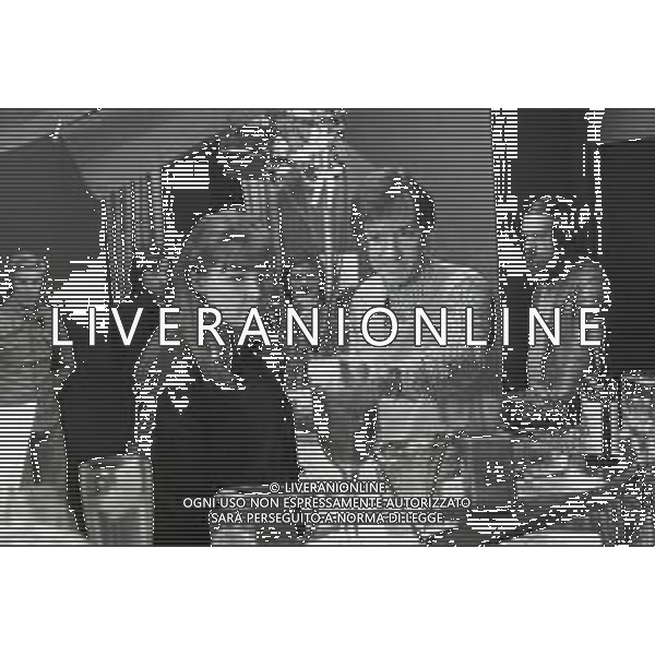 NEG-RETROSPETTIVA CARLO LIZZANI REGISTA NELLA FOTO CARLO LIZZANI REGISTA A MILANO IN NELL\'ANNO 1976 DURANTE LE RIPRESE DEL FILM“ SAN BABILA ORE 20 : DELITTO INUTILE “ AG ALDO LIVERANI SAS 