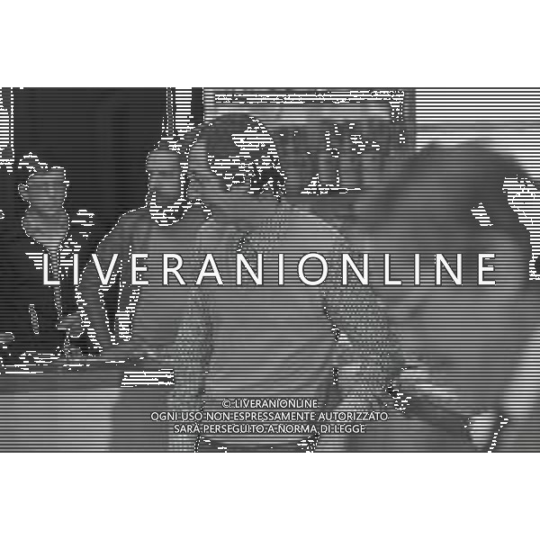 NEG-RETROSPETTIVA CARLO LIZZANI REGISTA NELLA FOTO CARLO LIZZANI REGISTA A MILANO IN NELL\'ANNO 1976 DURANTE LE RIPRESE DEL FILM“ SAN BABILA ORE 20 : DELITTO INUTILE “ AG ALDO LIVERANI SAS 