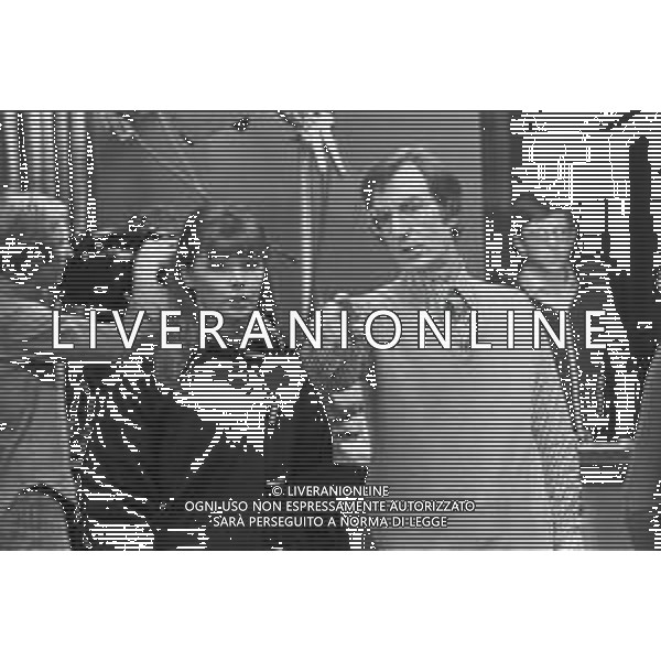 NEG-RETROSPETTIVA CARLO LIZZANI REGISTA NELLA FOTO CARLO LIZZANI REGISTA A MILANO IN NELL\'ANNO 1976 DURANTE LE RIPRESE DEL FILM“ SAN BABILA ORE 20 : DELITTO INUTILE “ AG ALDO LIVERANI SAS 