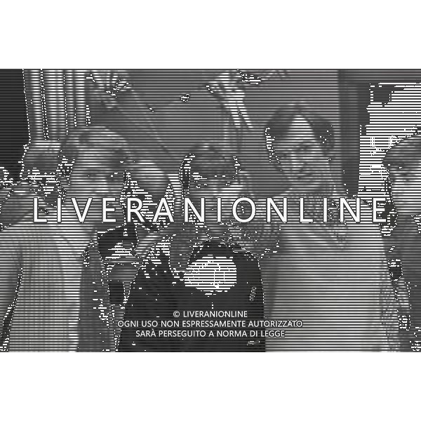 NEG-RETROSPETTIVA CARLO LIZZANI REGISTA NELLA FOTO CARLO LIZZANI REGISTA A MILANO IN NELL\'ANNO 1976 DURANTE LE RIPRESE DEL FILM“ SAN BABILA ORE 20 : DELITTO INUTILE “ AG ALDO LIVERANI SAS 