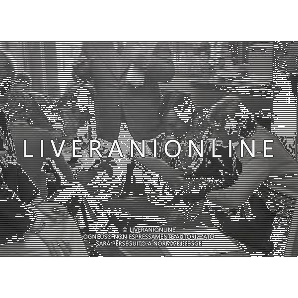 NEG-RETROSPETTIVA CARLO LIZZANI REGISTA NELLA FOTO CARLO LIZZANI REGISTA A MILANO IN NELL\'ANNO 1976 DURANTE LE RIPRESE DEL FILM“ SAN BABILA ORE 20 : DELITTO INUTILE “ AG ALDO LIVERANI SAS 