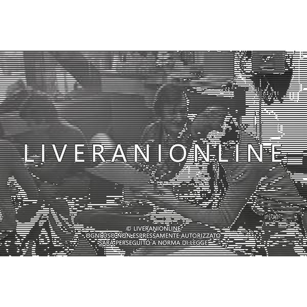 NEG-RETROSPETTIVA CARLO LIZZANI REGISTA NELLA FOTO CARLO LIZZANI REGISTA A MILANO IN NELL\'ANNO 1976 DURANTE LE RIPRESE DEL FILM“ SAN BABILA ORE 20 : DELITTO INUTILE “ AG ALDO LIVERANI SAS 