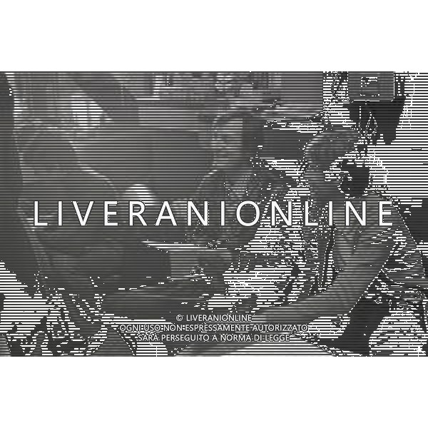 NEG-RETROSPETTIVA CARLO LIZZANI REGISTA NELLA FOTO CARLO LIZZANI REGISTA A MILANO IN NELL\'ANNO 1976 DURANTE LE RIPRESE DEL FILM“ SAN BABILA ORE 20 : DELITTO INUTILE “ AG ALDO LIVERANI SAS 