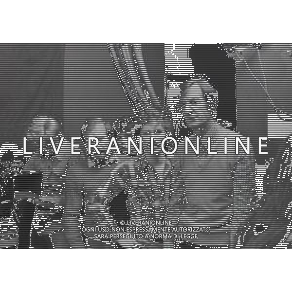 NEG-RETROSPETTIVA CARLO LIZZANI REGISTA NELLA FOTO CARLO LIZZANI REGISTA A MILANO IN NELL\'ANNO 1976 DURANTE LE RIPRESE DEL FILM“ SAN BABILA ORE 20 : DELITTO INUTILE “ AG ALDO LIVERANI SAS 