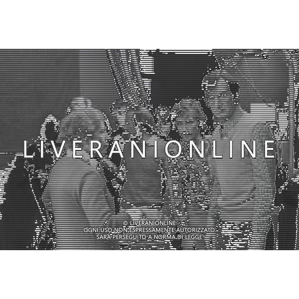 NEG-RETROSPETTIVA CARLO LIZZANI REGISTA NELLA FOTO CARLO LIZZANI REGISTA A MILANO IN NELL\'ANNO 1976 DURANTE LE RIPRESE DEL FILM“ SAN BABILA ORE 20 : DELITTO INUTILE “ AG ALDO LIVERANI SAS 