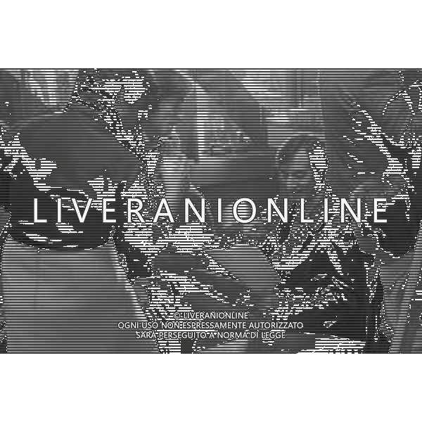 NEG-RETROSPETTIVA CARLO LIZZANI REGISTA NELLA FOTO CARLO LIZZANI REGISTA A MILANO IN NELL\'ANNO 1976 DURANTE LE RIPRESE DEL FILM“ SAN BABILA ORE 20 : DELITTO INUTILE “ AG ALDO LIVERANI SAS 