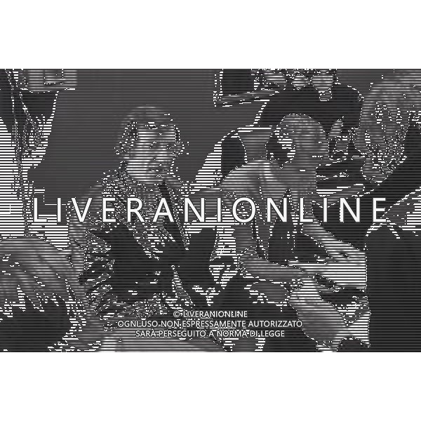 NEG-RETROSPETTIVA CARLO LIZZANI REGISTA NELLA FOTO CARLO LIZZANI REGISTA A MILANO IN NELL\'ANNO 1976 DURANTE LE RIPRESE DEL FILM“ SAN BABILA ORE 20 : DELITTO INUTILE “ AG ALDO LIVERANI SAS 