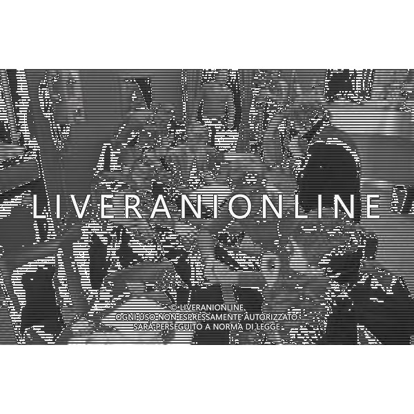 NEG-RETROSPETTIVA CARLO LIZZANI REGISTA NELLA FOTO CARLO LIZZANI REGISTA A MILANO IN NELL\'ANNO 1976 DURANTE LE RIPRESE DEL FILM“ SAN BABILA ORE 20 : DELITTO INUTILE “ AG ALDO LIVERANI SAS 