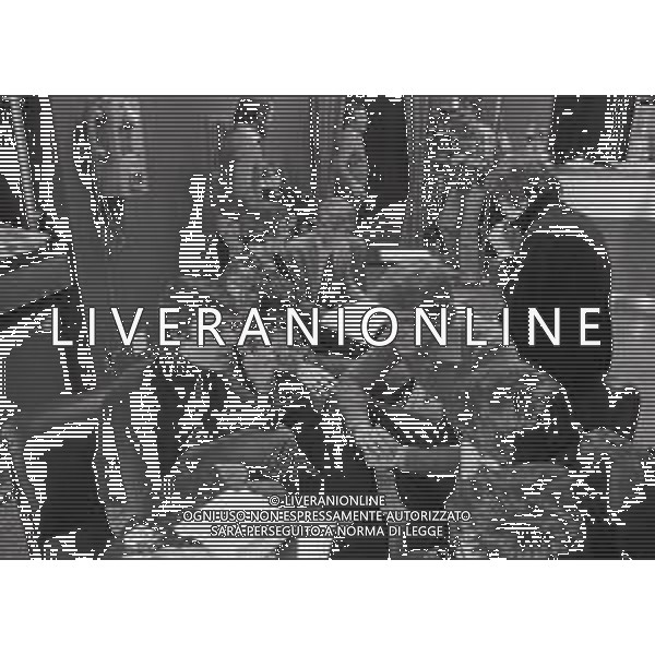 NEG-RETROSPETTIVA CARLO LIZZANI REGISTA NELLA FOTO CARLO LIZZANI REGISTA A MILANO IN NELL\'ANNO 1976 DURANTE LE RIPRESE DEL FILM“ SAN BABILA ORE 20 : DELITTO INUTILE “ AG ALDO LIVERANI SAS 
