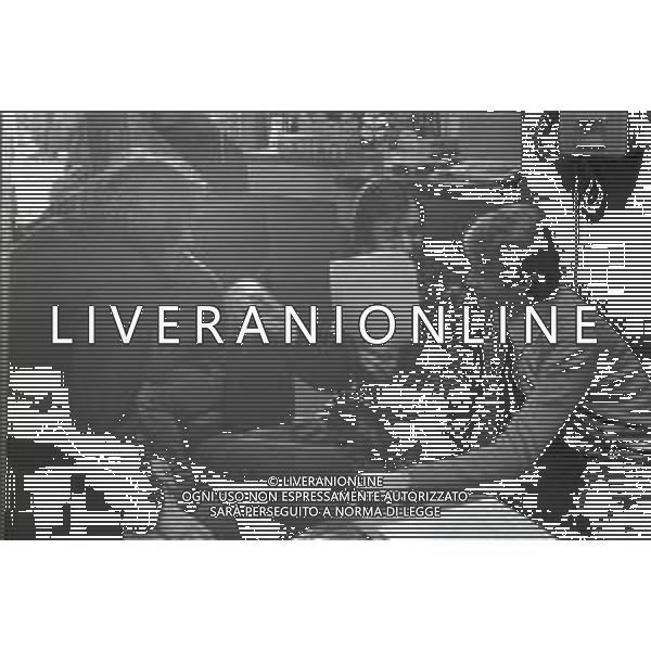 NEG-RETROSPETTIVA CARLO LIZZANI REGISTA NELLA FOTO CARLO LIZZANI REGISTA A MILANO IN NELL\'ANNO 1976 DURANTE LE RIPRESE DEL FILM“ SAN BABILA ORE 20 : DELITTO INUTILE “ AG ALDO LIVERANI SAS 