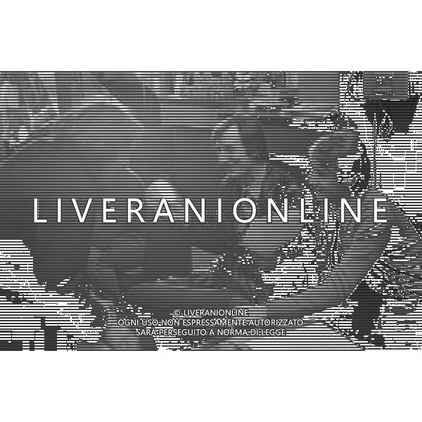 NEG-RETROSPETTIVA CARLO LIZZANI REGISTA NELLA FOTO CARLO LIZZANI REGISTA A MILANO IN NELL\'ANNO 1976 DURANTE LE RIPRESE DEL FILM“ SAN BABILA ORE 20 : DELITTO INUTILE “ AG ALDO LIVERANI SAS 