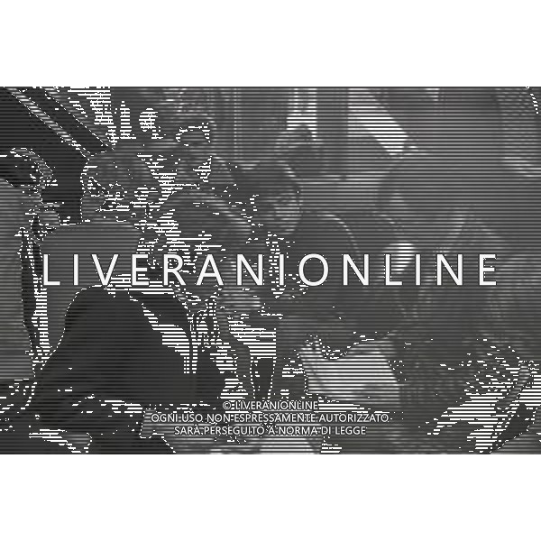 NEG-RETROSPETTIVA CARLO LIZZANI REGISTA NELLA FOTO CARLO LIZZANI REGISTA A MILANO IN NELL\'ANNO 1976 DURANTE LE RIPRESE DEL FILM“ SAN BABILA ORE 20 : DELITTO INUTILE “ AG ALDO LIVERANI SAS 