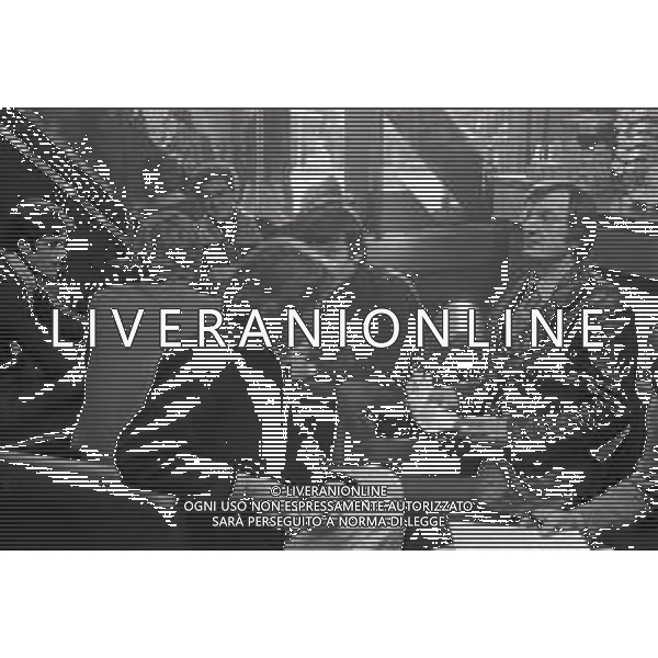 NEG-RETROSPETTIVA CARLO LIZZANI REGISTA NELLA FOTO CARLO LIZZANI REGISTA A MILANO IN NELL\'ANNO 1976 DURANTE LE RIPRESE DEL FILM“ SAN BABILA ORE 20 : DELITTO INUTILE “ AG ALDO LIVERANI SAS 