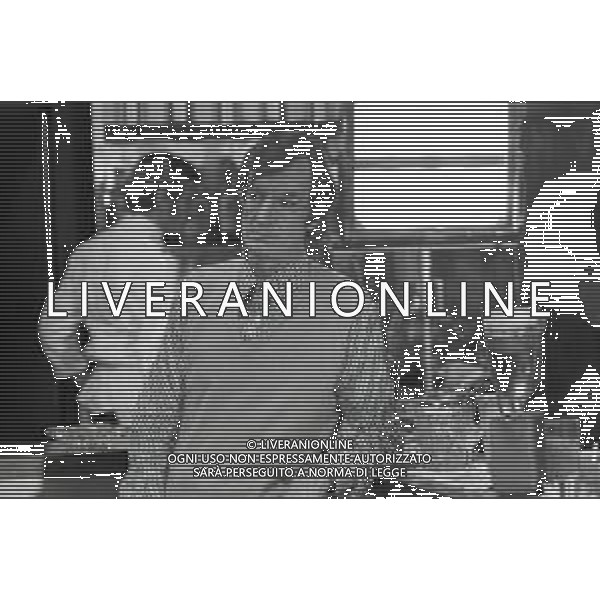 NEG-RETROSPETTIVA CARLO LIZZANI REGISTA NELLA FOTO CARLO LIZZANI REGISTA A MILANO IN NELL\'ANNO 1976 DURANTE LE RIPRESE DEL FILM“ SAN BABILA ORE 20 : DELITTO INUTILE “ AG ALDO LIVERANI SAS 