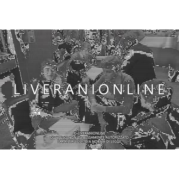 NEG-RETROSPETTIVA CARLO LIZZANI REGISTA NELLA FOTO CARLO LIZZANI REGISTA A MILANO IN NELL\'ANNO 1976 DURANTE LE RIPRESE DEL FILM“ SAN BABILA ORE 20 : DELITTO INUTILE “ AG ALDO LIVERANI SAS 