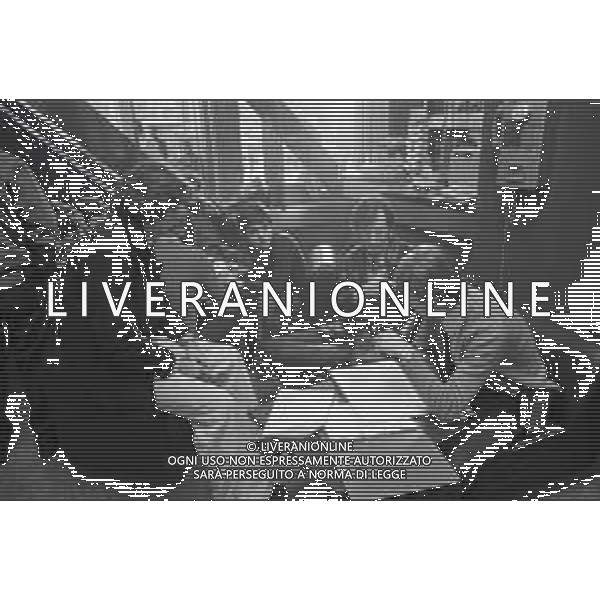 NEG-RETROSPETTIVA CARLO LIZZANI REGISTA NELLA FOTO CARLO LIZZANI REGISTA A MILANO IN NELL\'ANNO 1976 DURANTE LE RIPRESE DEL FILM“ SAN BABILA ORE 20 : DELITTO INUTILE “ AG ALDO LIVERANI SAS 