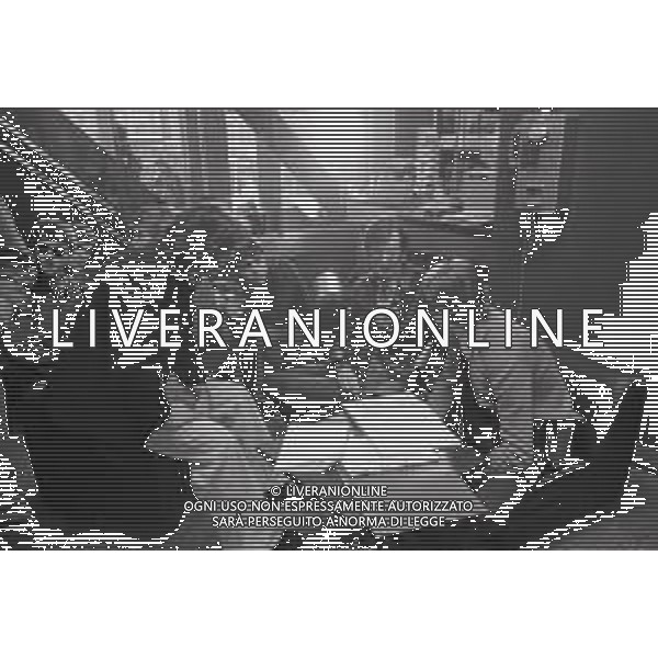 NEG-RETROSPETTIVA CARLO LIZZANI REGISTA NELLA FOTO CARLO LIZZANI REGISTA A MILANO IN NELL\'ANNO 1976 DURANTE LE RIPRESE DEL FILM“ SAN BABILA ORE 20 : DELITTO INUTILE “ AG ALDO LIVERANI SAS 