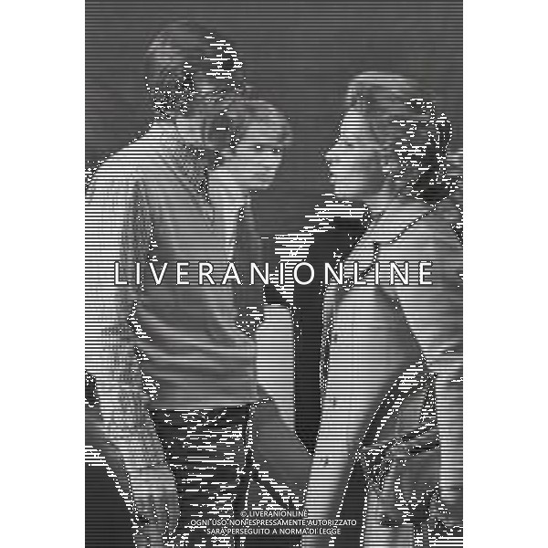 NEG-RETROSPETTIVA CARLO LIZZANI REGISTA NELLA FOTO CARLO LIZZANI REGISTA A MILANO IN NELL\'ANNO 1976 DURANTE LE RIPRESE DEL FILM“ SAN BABILA ORE 20 : DELITTO INUTILE “ AG ALDO LIVERANI SAS 