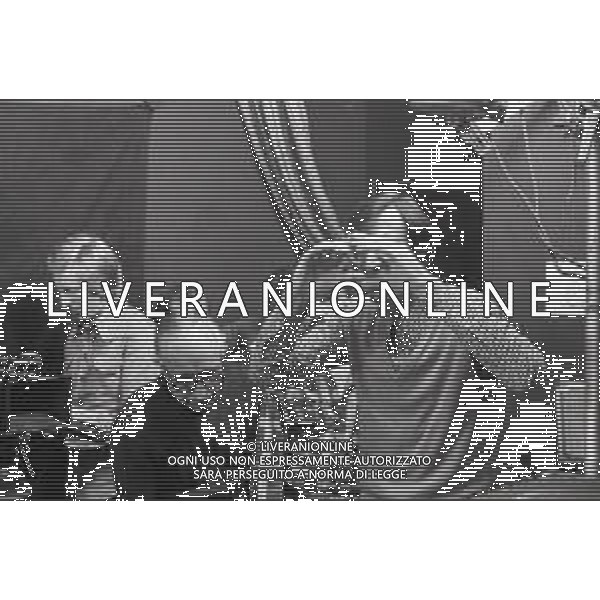 NEG-RETROSPETTIVA CARLO LIZZANI REGISTA NELLA FOTO CARLO LIZZANI REGISTA A MILANO IN NELL\'ANNO 1976 DURANTE LE RIPRESE DEL FILM“ SAN BABILA ORE 20 : DELITTO INUTILE “ AG ALDO LIVERANI SAS 