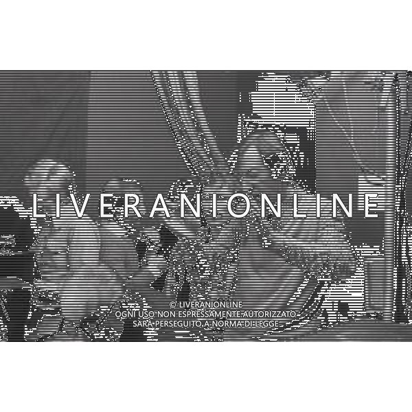 NEG-RETROSPETTIVA CARLO LIZZANI REGISTA NELLA FOTO CARLO LIZZANI REGISTA A MILANO IN NELL\'ANNO 1976 DURANTE LE RIPRESE DEL FILM“ SAN BABILA ORE 20 : DELITTO INUTILE “ AG ALDO LIVERANI SAS 