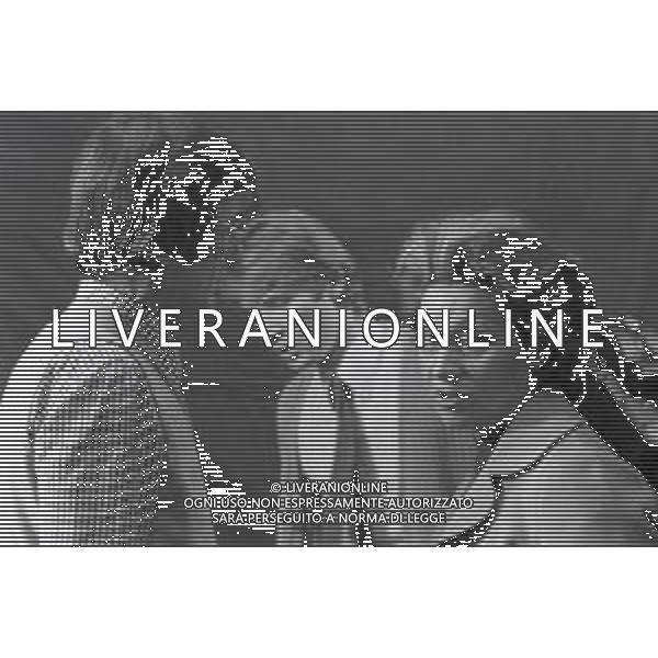 NEG-RETROSPETTIVA CARLO LIZZANI REGISTA NELLA FOTO CARLO LIZZANI REGISTA A MILANO IN NELL\'ANNO 1976 DURANTE LE RIPRESE DEL FILM“ SAN BABILA ORE 20 : DELITTO INUTILE “ AG ALDO LIVERANI SAS 