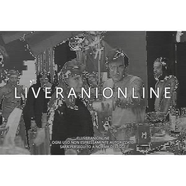 NEG-RETROSPETTIVA CARLO LIZZANI REGISTA NELLA FOTO CARLO LIZZANI REGISTA A MILANO IN NELL\'ANNO 1976 DURANTE LE RIPRESE DEL FILM“ SAN BABILA ORE 20 : DELITTO INUTILE “ AG ALDO LIVERANI SAS 