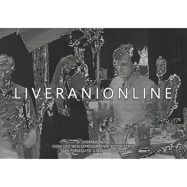 NEG-RETROSPETTIVA CARLO LIZZANI REGISTA NELLA FOTO CARLO LIZZANI REGISTA A MILANO IN NELL\'ANNO 1976 DURANTE LE RIPRESE DEL FILM“ SAN BABILA ORE 20 : DELITTO INUTILE “ AG ALDO LIVERANI SAS 