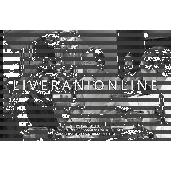 NEG-RETROSPETTIVA CARLO LIZZANI REGISTA NELLA FOTO CARLO LIZZANI REGISTA A MILANO IN NELL\'ANNO 1976 DURANTE LE RIPRESE DEL FILM“ SAN BABILA ORE 20 : DELITTO INUTILE “ AG ALDO LIVERANI SAS 