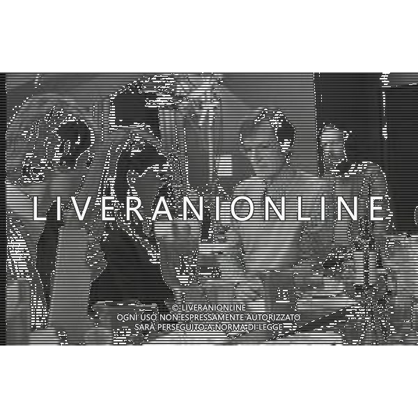 NEG-RETROSPETTIVA CARLO LIZZANI REGISTA NELLA FOTO CARLO LIZZANI REGISTA A MILANO IN NELL\'ANNO 1976 DURANTE LE RIPRESE DEL FILM“ SAN BABILA ORE 20 : DELITTO INUTILE “ AG ALDO LIVERANI SAS 