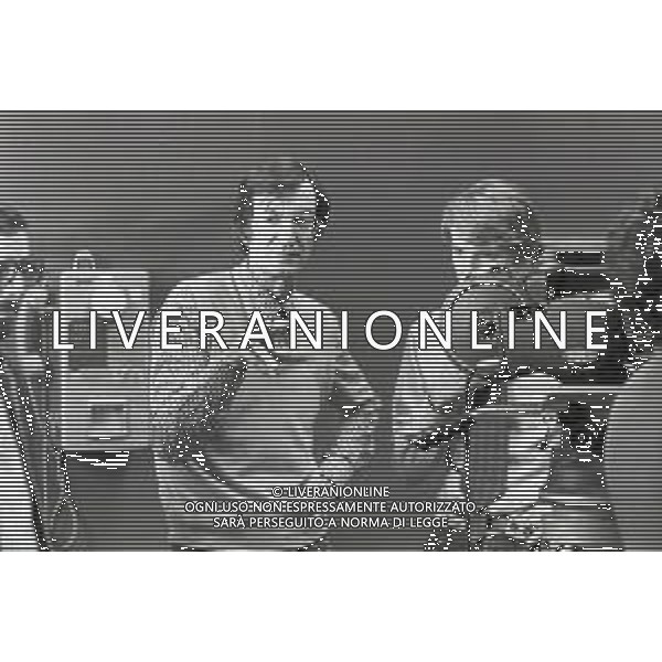 NEG-RETROSPETTIVA CARLO LIZZANI REGISTA NELLA FOTO CARLO LIZZANI REGISTA A MILANO IN NELL\'ANNO 1976 DURANTE LE RIPRESE DEL FILM“ SAN BABILA ORE 20 : DELITTO INUTILE “ AG ALDO LIVERANI SAS 