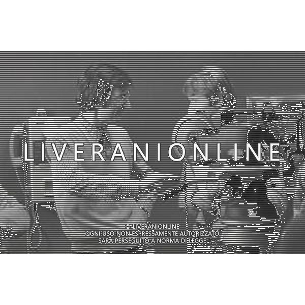 NEG-RETROSPETTIVA CARLO LIZZANI REGISTA NELLA FOTO CARLO LIZZANI REGISTA A MILANO IN NELL\'ANNO 1976 DURANTE LE RIPRESE DEL FILM“ SAN BABILA ORE 20 : DELITTO INUTILE “ AG ALDO LIVERANI SAS 