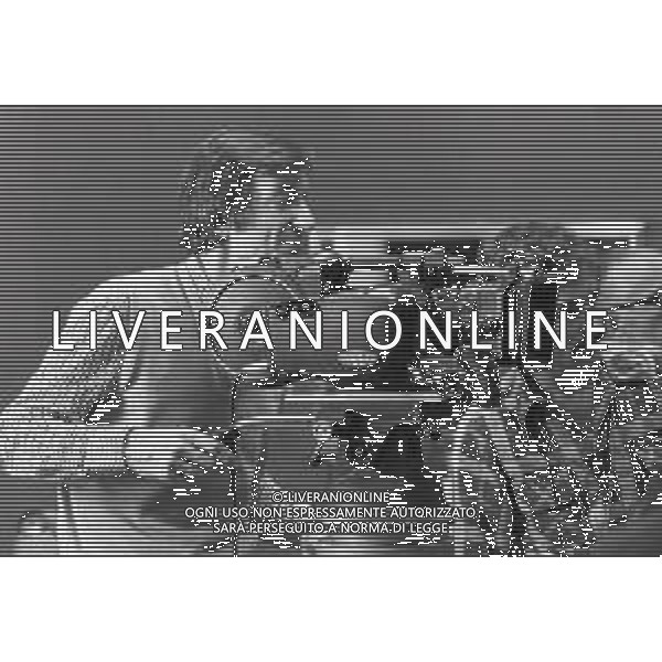 NEG-RETROSPETTIVA CARLO LIZZANI REGISTA NELLA FOTO CARLO LIZZANI REGISTA A MILANO IN NELL\'ANNO 1976 DURANTE LE RIPRESE DEL FILM“ SAN BABILA ORE 20 : DELITTO INUTILE “ AG ALDO LIVERANI SAS 