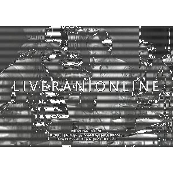 NEG-RETROSPETTIVA CARLO LIZZANI REGISTA NELLA FOTO CARLO LIZZANI REGISTA A MILANO IN NELL\'ANNO 1976 DURANTE LE RIPRESE DEL FILM“ SAN BABILA ORE 20 : DELITTO INUTILE “ AG ALDO LIVERANI SAS 