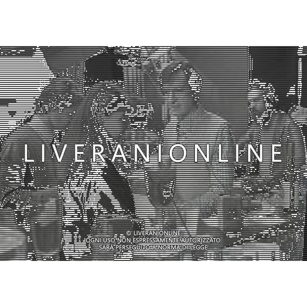 NEG-RETROSPETTIVA CARLO LIZZANI REGISTA NELLA FOTO CARLO LIZZANI REGISTA A MILANO IN NELL\'ANNO 1976 DURANTE LE RIPRESE DEL FILM“ SAN BABILA ORE 20 : DELITTO INUTILE “ AG ALDO LIVERANI SAS 