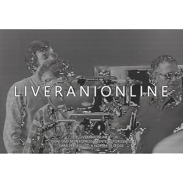 NEG-RETROSPETTIVA CARLO LIZZANI REGISTA NELLA FOTO CARLO LIZZANI REGISTA A MILANO IN NELL\'ANNO 1976 DURANTE LE RIPRESE DEL FILM“ SAN BABILA ORE 20 : DELITTO INUTILE “ AG ALDO LIVERANI SAS 