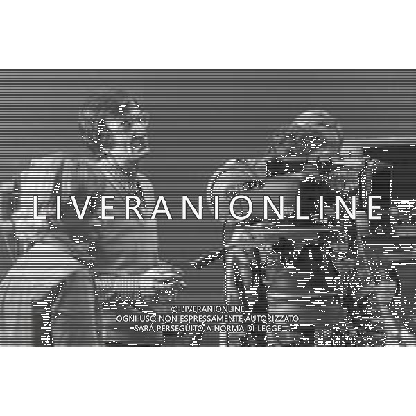 NEG-RETROSPETTIVA CARLO LIZZANI REGISTA NELLA FOTO CARLO LIZZANI REGISTA A MILANO IN NELL\'ANNO 1976 DURANTE LE RIPRESE DEL FILM“ SAN BABILA ORE 20 : DELITTO INUTILE “ AG ALDO LIVERANI SAS 